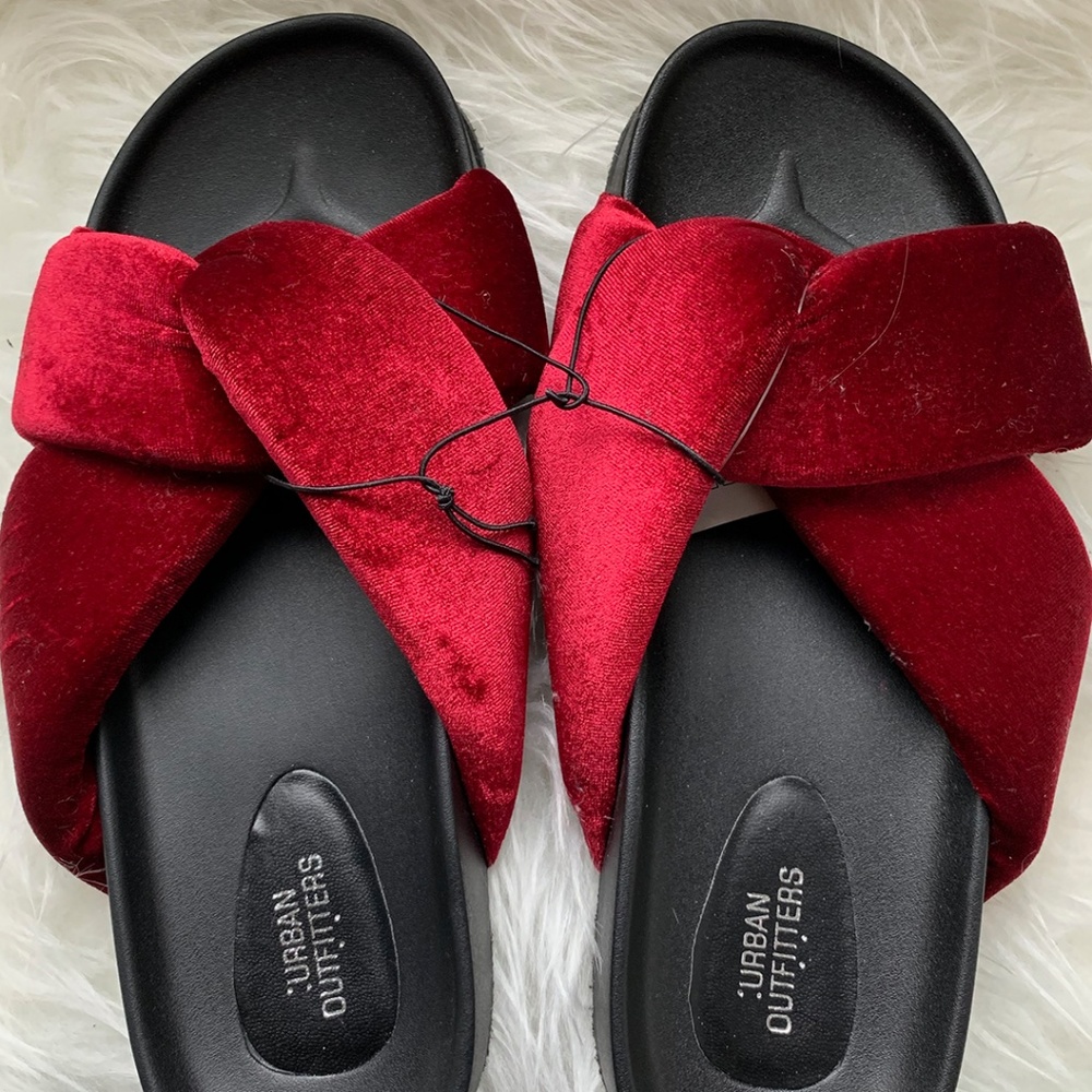 Urban Outfitters Red Velvet slides Size 8 NWT